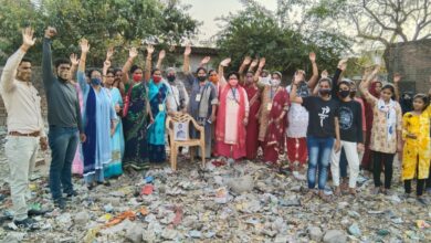 Photo of अतिक्रमण व भीषण गंदगी से पटे पार्क में नगर आयुक्त की तस्वीर लगाकर महिलाओं ने लगाई सफाई की गुहार