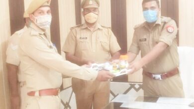 Photo of एसीपी ने पुलिसकमिर्यो को बांटे च्यवनप्राश व काढे के पैकेट