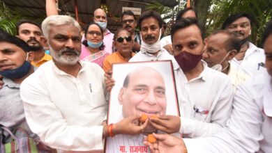 Photo of रक्षामंत्री राजनाथ सिंह के जन्मदिन की पूर्व संध्या पर बाल्मीकि समाज ने किया हवन पूजन, लड्डू वितरण के साथ 70 कबूतरों को किया आजाद