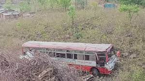 Photo of वाराणसी से विन्ध्यनगर जा रही रोडवेज बस मारकुंडी घाटी में सौ फीट गहरी खाई में गिरी, 21 यात्री घायल